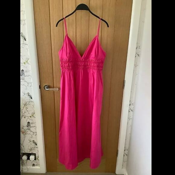 ZARA BLOGGER FAVE!!! V-Neck Dress with Smocked Detail LAST ONE!!! - Picture 15 of 16